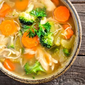 Sopa de vegetales con pollo